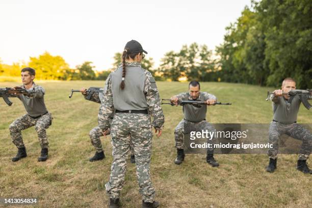 squadra militare, con un addestramento militare a terra all'aperto, guidato da sargeant femminile - drill instructor foto e immagini stock