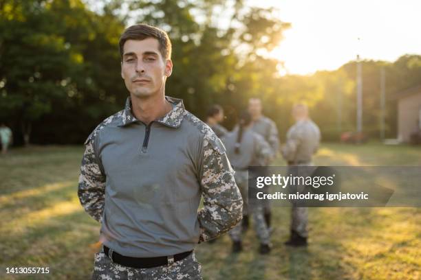 portrait d’un militaire caucasien confiant - officier grade militaire photos et images de collection