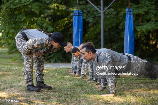 militärteam mit einer militärischen ausbildung im freien, die von der unteroffizierin geleitet wird - militärisches trainingslager stock-fotos und bilder