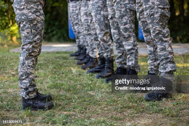 le reclute seguono un addestramento di base, guidato dal sergente donna - drill instructor foto e immagini stock