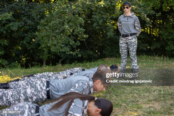 squadra militare con una formazione militare all'aperto, guidata dal sergente donna - ufficiale grado delle forze armate foto e immagini stock