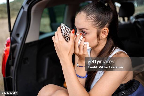 la mujer al aire libre tiene irritación de los ojos. - bloodshot fotografías e imágenes de stock