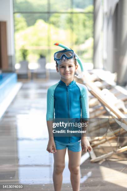 lächelnder kleiner junge am schwimmbad - boy in swimwear stock-fotos und bilder