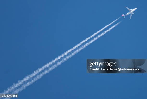 the airplane flying over kanagawa of japan - trainee photos et images de collection