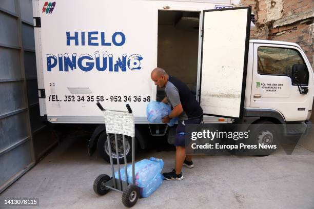 Ice Delivery Ice Delivery Photos and Premium High Res Pictures - Getty Images