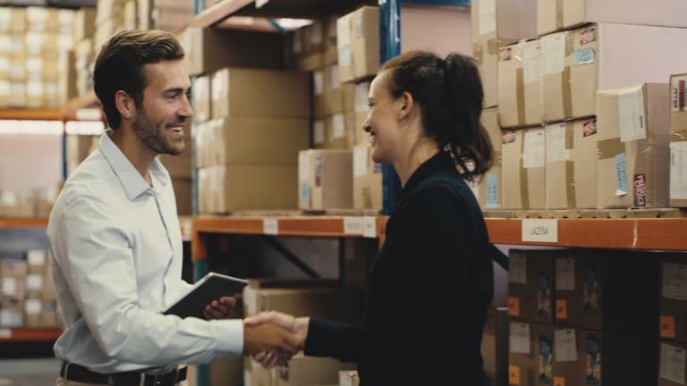 https://media.gettyimages.com/id/1413090016/video/welcome-handshake-of-a-warehouse-manager-and-logistics-worker-meeting-in-a-online-delivery.jpg?b=1&s=640x640&k=20&c=RqtrRIUkiaANQjItHGt0WdEmW7iAjvaWrIxKmp18eRQ=