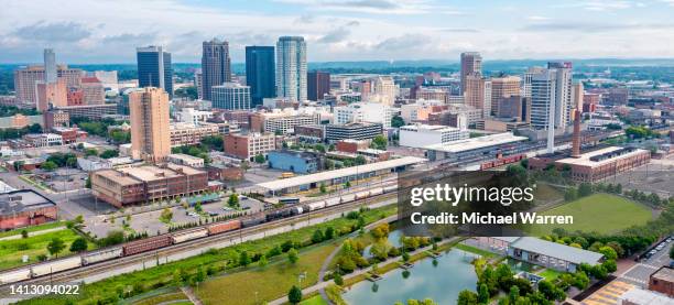 birmingham, alabama skyline mit bahnhof und bahnhof - birmingham alabama stock-fotos und bilder