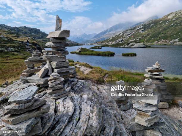 cairns made by hikers near laghetto moesola at san bernardino mountain pass, switzerland - steinpyramide stock-fotos und bilder