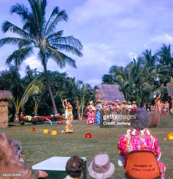 hawaiian hula dancer, positive film gescanntes stadtbild von honolulu, hawaii, usa - waikiki beach stock-fotos und bilder