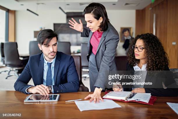 manager is shouting to employees after mistake in a ceo office - toxisch sociaal concept stockfoto's en -beelden