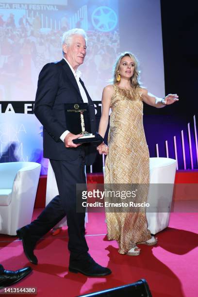 Richard Gere and pose with the prize during theattends the Magna Graecia Film Festival 2022 at Arena on August 05, 2022 in Catanzaro, Italy.
