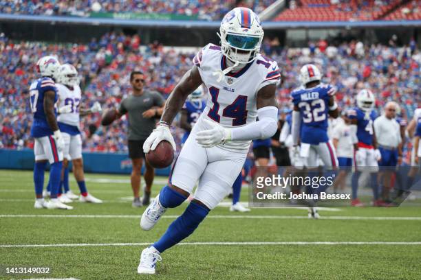 Stefon Diggs of the Buffalo Bills takes part in a drill on August 05, 2022 in Orchard Park, New York.
