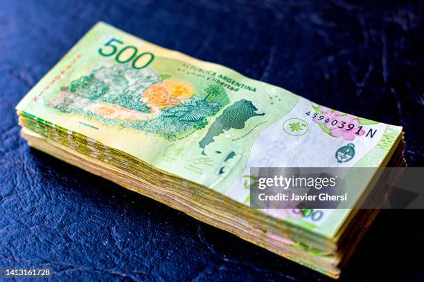banknotes of 500 argentine pesos in cash - símbolo do peso imagens e fotografias de stock