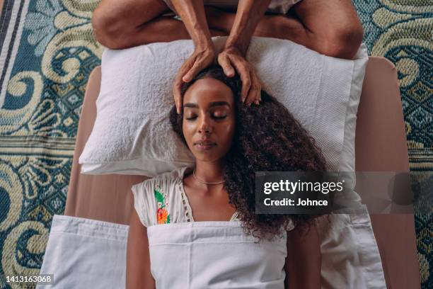 mujer que tiene tratamiento curativo de reiki - reiki fotografías e imágenes de stock