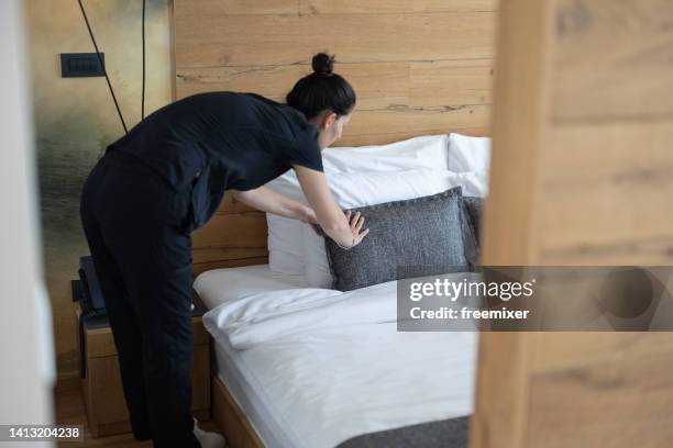 housekeeper making the bed at a hotel - criada imagens e fotografias de stock