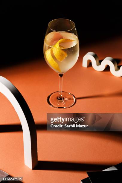 cocktail glass with white cocktail - stock photo - punsch tasse stock-fotos und bilder