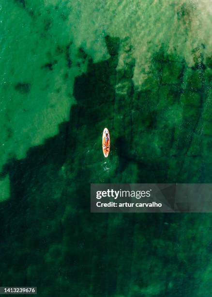 paddle board in the ocean - cascais 個照片及圖片檔