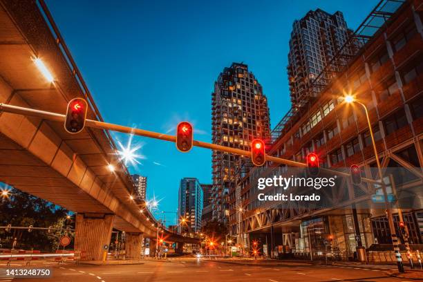 dutch city street and lights in the evening - traffic light city stockfoto's en -beelden