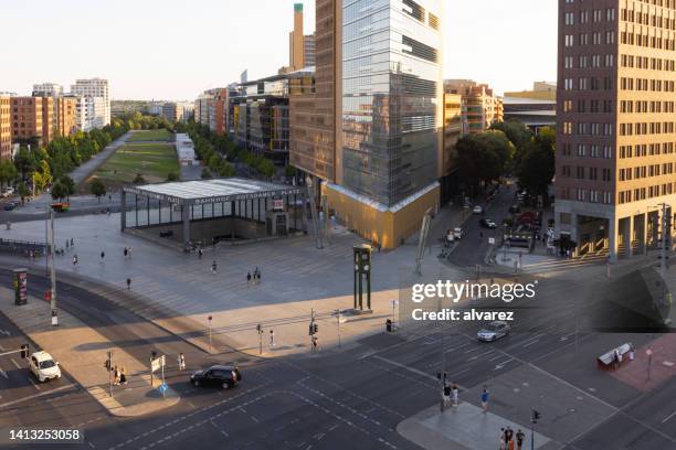 vista de ángulo alto de potsdamer platz en berlín - potsdamer platz fotografías e imágenes de stock