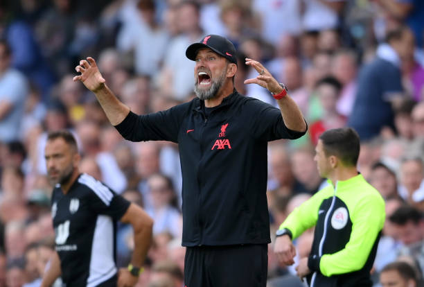 Juergen Klopp, Manager of Liverpool gives their side instructions during the Premier League match between Fulham FC and Liverpool FC at Craven...