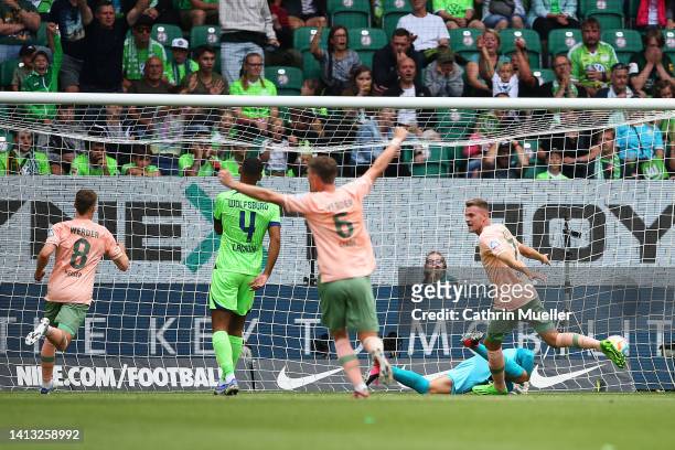 Niclas Fuellkrug of Werder Bremen scores their side's first goal during the Bundesliga match between VfL Wolfsburg and SV Werder Bremen at Volkswagen...