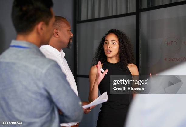 gerente, líder y jefe hablando, presentando y capacitando a un equipo diverso de ejecutivos en una sala de juntas de oficina. mujer asertiva, segura y ambiciosa planificando con colegas haciendo una lluvia de ideas en la reunión - colleagues in discussion in office conference room fotografías e imágenes de stock