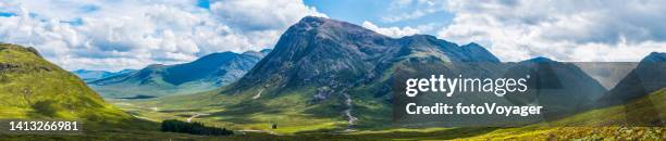 lumière du soleil et ombres en écosse sur le panorama des montagnes glen coe highlands - grampian - scotland photos et images de collection