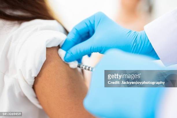 monkeypox vaccination of a female toddler in the hospital ward - the immunization of dpt continues in indonesia stockfoto's en -beelden