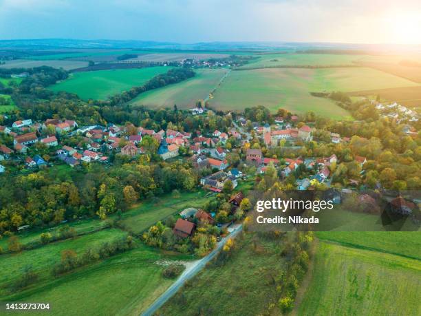 vista aerea di un villaggio nel colorato paesaggio autunnale - thuringia foto e immagini stock