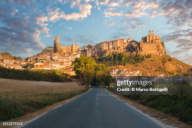 the medieval town of frias (burgos), spain - castille et leon photos et images de collection