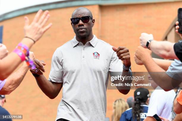 Hall of Fame wide receiver Terrell Owens celebrates with fans as he is introduced prior to the 2022 Pro Hall of Fame Enshrinement Ceremony at Tom...
