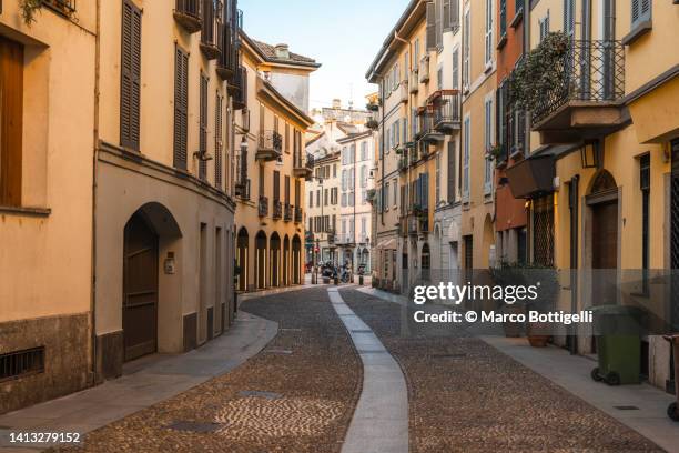 narrow alley in traditional brera district. milan, italy. - italien altstadt stock-fotos und bilder