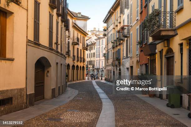 narrow alley in traditional brera district. milan, italy. - ciudades pequeñas fotografías e imágenes de stock