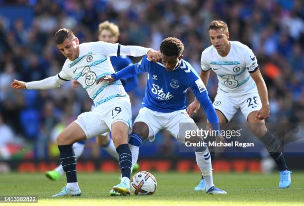 Demarai Gray of Everton is challenged by Mason Mount of Chelsea during the Premier League match between Everton FC and Chelsea FC at Goodison Park on...