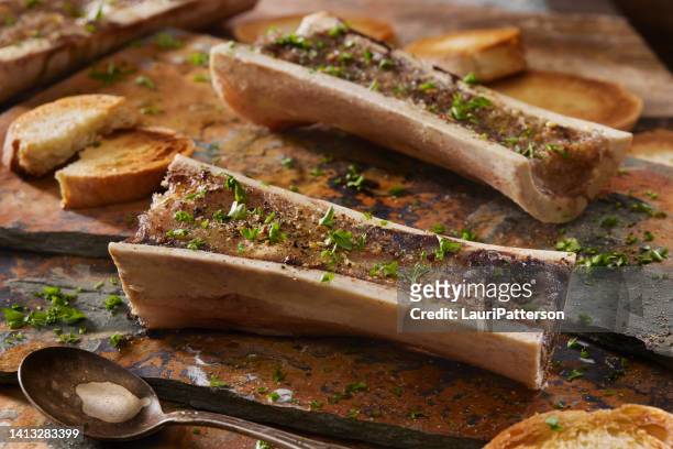 roasted beef bone marrow with salt and pepper - beenmerg bot stockfoto's en -beelden