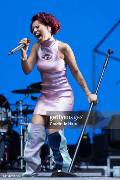 Raye England 801 Raye Singer Stock Photos, High-Res Pictures, and Images - Getty Images