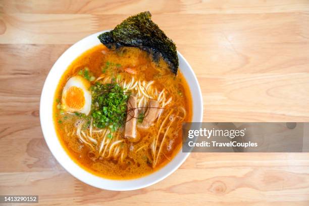 ramen noodles in soy sauce flavored soup. ramen with miso based soup. - ramen noodles fotografías e imágenes de stock