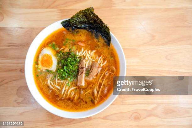 ramen noodles in soy sauce flavored soup. ramen with miso based soup. - macarrão imagens e fotografias de stock