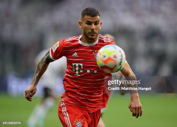 Lucas Hernandez of FC Bayern Muenchen controls the ball during the Bundesliga match between Eintracht Frankfurt and FC Bayern München at Deutsche...