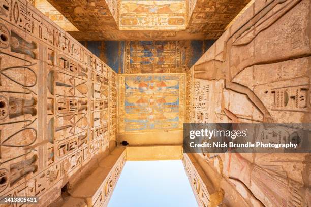 interior of the temple of ramesses iii, luxor, egypt. - tomb of ramses iii fotografías e imágenes de stock