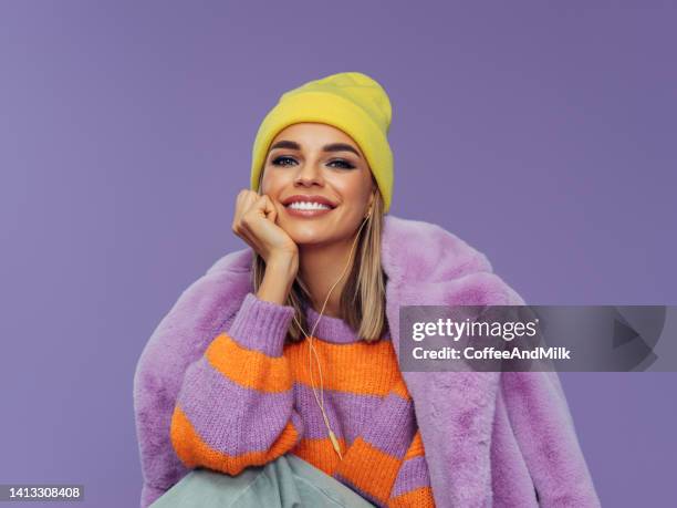 beautiful emotional woman - purple hat stockfoto's en -beelden