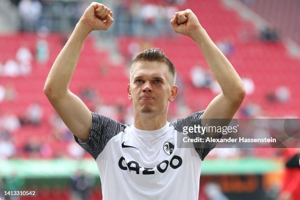 Matthias Ginter of Freiburg celebrates victory after winning the Bundesliga match between FC Augsburg and Sport-Club Freiburg at WWK-Arena on August...