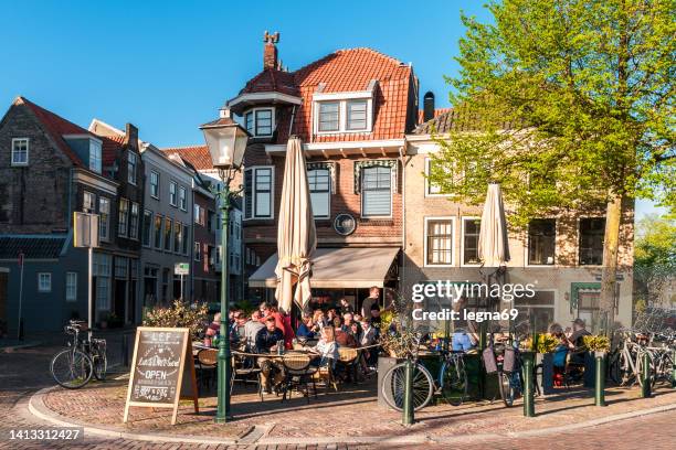 group of people on a terrace, dordrecht, holland. - dordrecht stockfoto's en -beelden