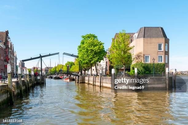 vue sur un canal à dordrecht - hollande - dordrecht photos et images de collection