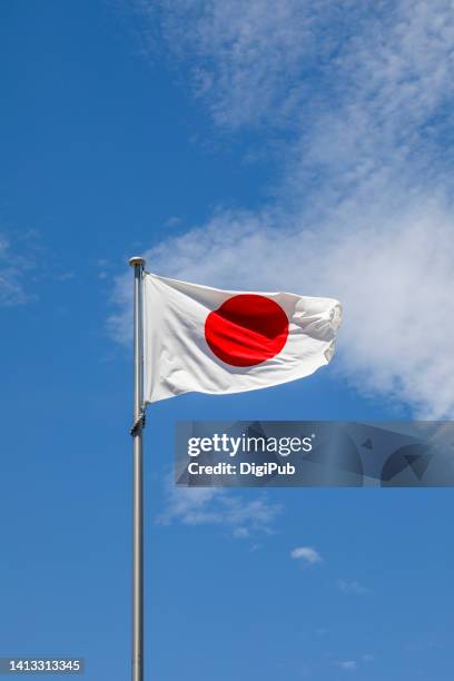 japanese flag againt sky - japanische flagge stock-fotos und bilder