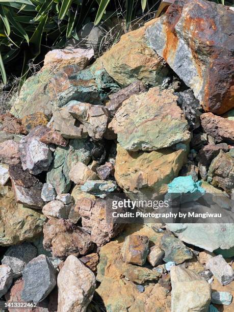 pile of copper rich boulders - malaquita fotografías e imágenes de stock