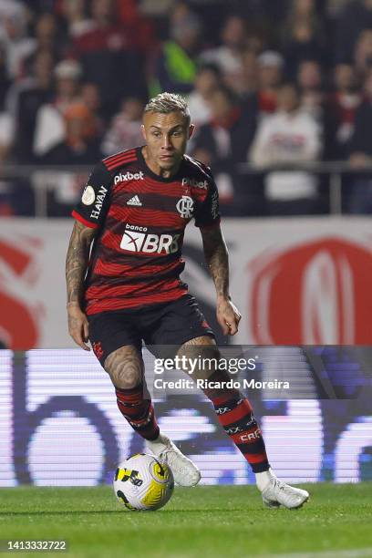 Everton of Flamengo runs with the ball during the match between Sao Paulo and Flamengo as part of Brasileirao Series A 2022 at Morumbi Stadium on...