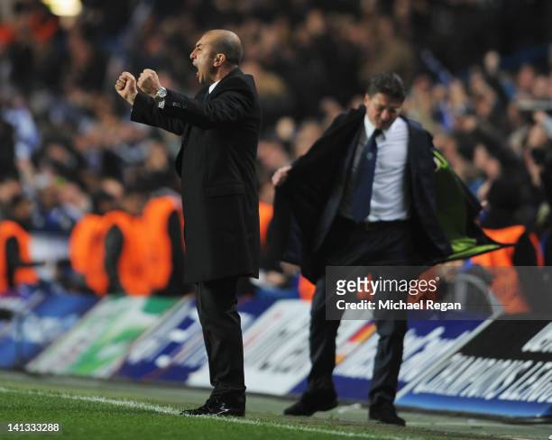 Despair for Walter Mazzarri coach of Napoli as Roberto Di Matteo caretaker manager of Chelsea celebrates during the UEFA Champions League Round of 16...
