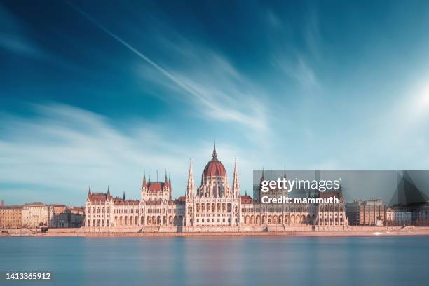 edificio del parlamento húngaro en budapest - cultura húngara fotografías e imágenes de stock