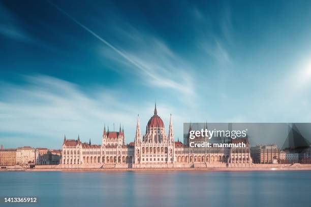 édifice du parlement hongrois à budapest - budapest photos et images de collection